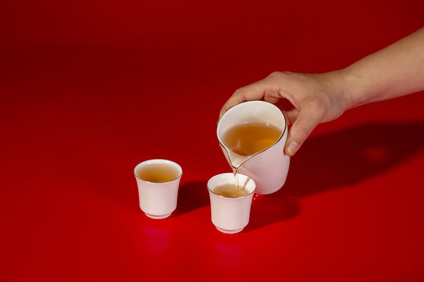 亚洲传统健康饮品，茶水倒入茶杯的照片图片下载