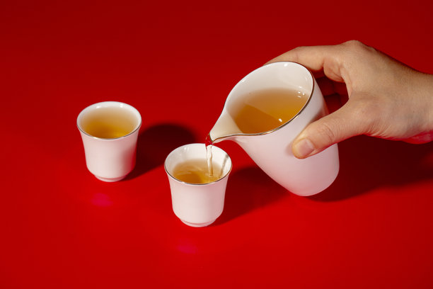 亚洲传统健康饮品，茶水倒入茶杯的照片图片下载