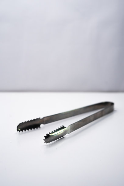 白色底座上的铁制蛋糕夹图片下载