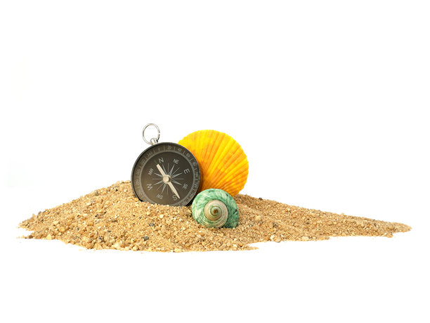 白色背景上孤立的沙堆上的指南针，侧视图图片下载