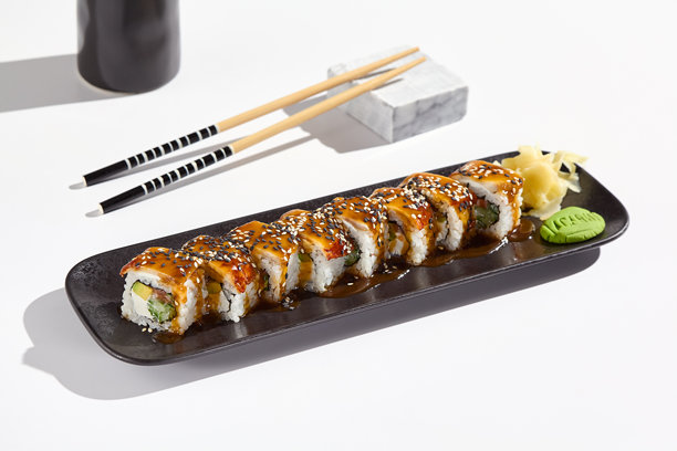 优雅的鳗鱼和牛油果乌龙卷寿司，加拿大卷 – 极简高对比度美食摄影图片下载