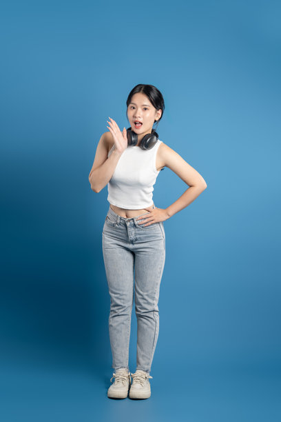 美丽的亚洲女性在蓝色背景前摆姿势的肖像图片下载