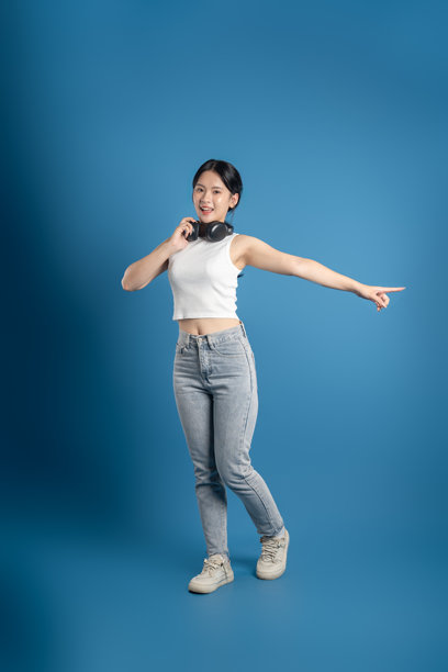 美丽的亚洲女性在蓝色背景前摆姿势的肖像图片下载