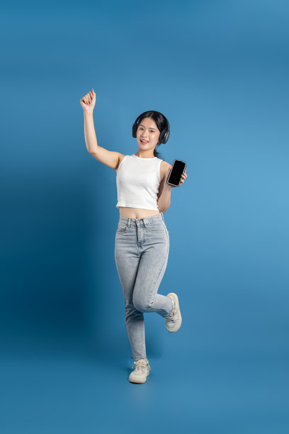 在蓝色背景下摆姿势的亚洲美女肖像图片下载