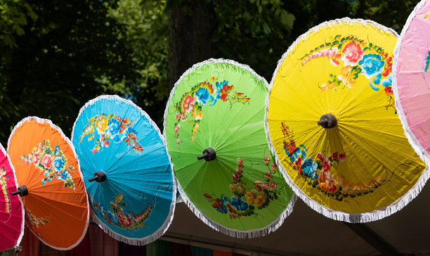 不同颜色的亚洲阳伞。图片下载