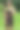 年轻女性穿着运动服在公园里用带刺的绿色按摩球按摩肩膀，促进放松和缓解肌肉紧张。竖版照片图片下载