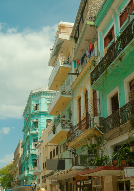 古巴哈瓦那殖民风格彩色建筑的竖版街景照片，建筑外墙有精美阳台图片下载