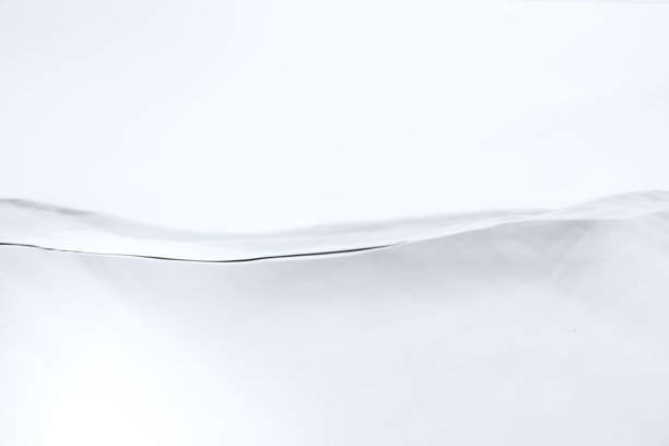 白色背景上的水花特写。图片下载