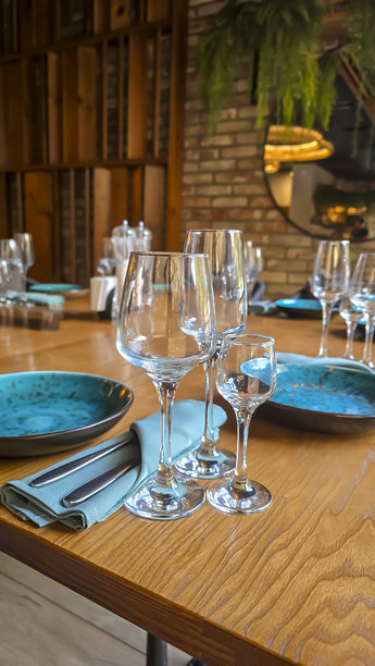 城市餐厅内部自助餐准备场景，含餐具和食物图片下载