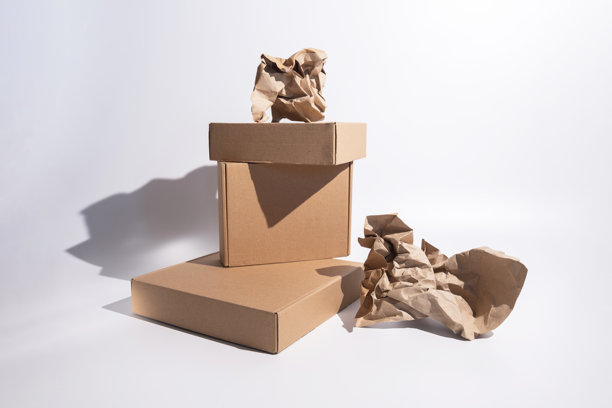 白色背景上的棕色纸箱图片下载