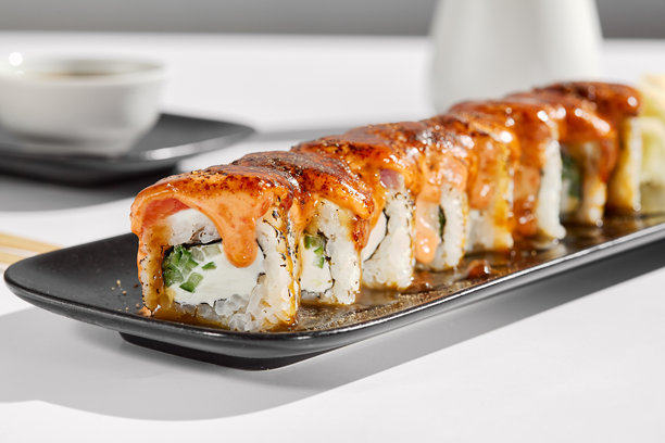 鲜艳的虾卷配甜辣酱 - 明亮现代的美食摄影图片下载