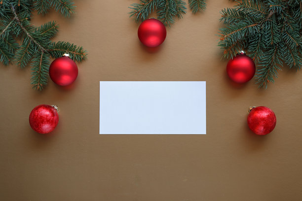 圣诞贺卡，上面有圣诞球和装饰品图片下载