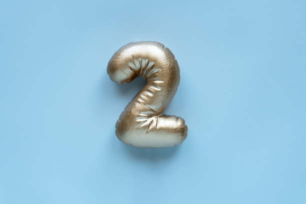 浅色背景上的金色数字2图片下载