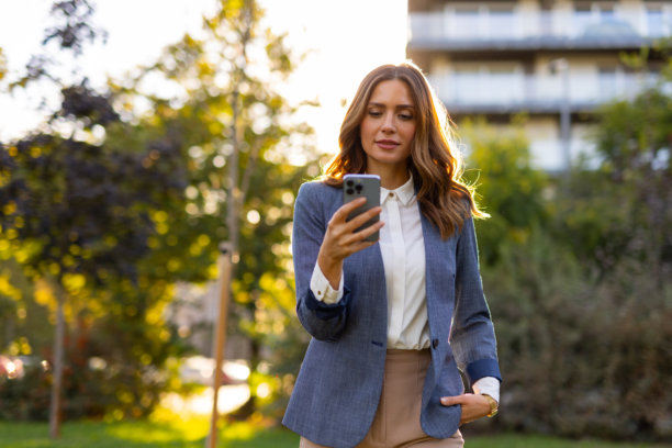 中年妇女用智能手机阅读信息图片下载