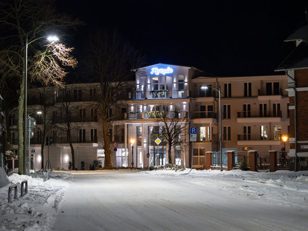 瓦伦的穆里茨宫公寓酒店夜景图片下载