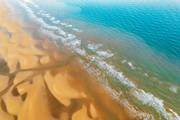 蓝色海浪与沙滩的航拍照片图片下载