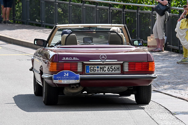 1985年款复古梅赛德斯-奔驰380 SL敞篷车图片下载