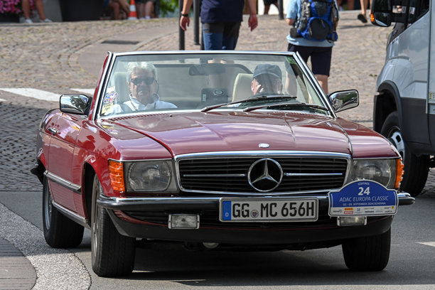 1985年款复古梅赛德斯-奔驰380 SL敞篷车图片下载