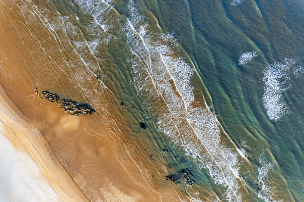 蓝色海浪与沙滩的航拍照片图片下载