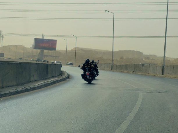 公路上的摩托车队图片下载