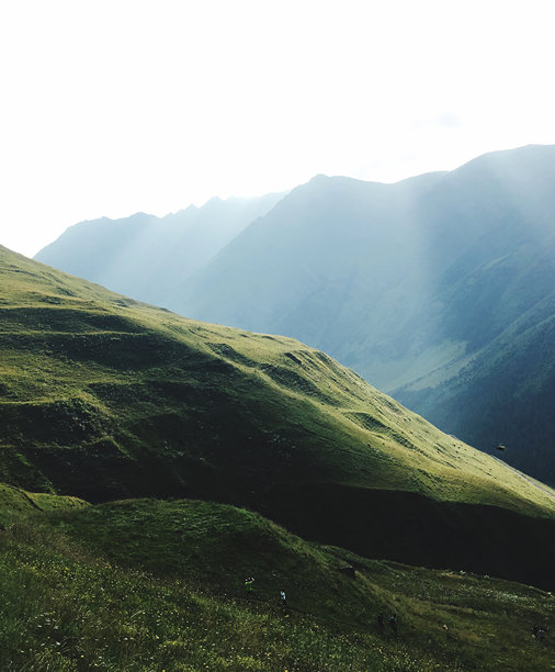 美丽的山脉风景照片，山脉壁纸，雪山风景，美丽的山脉自然风光图片下载