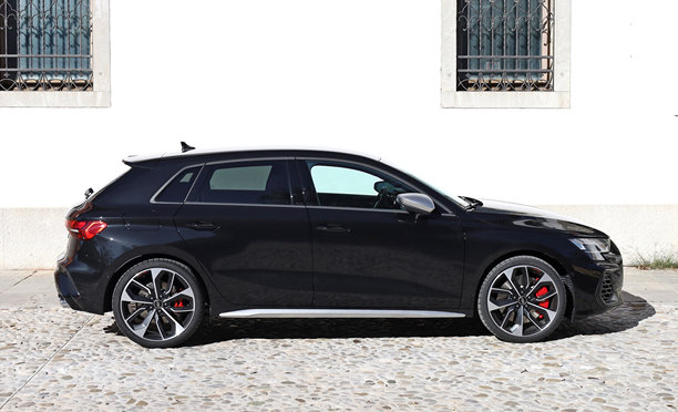 黑色奥迪RS3侧面图图片下载