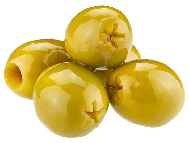 特写几颗绿色天然盐渍橄榄，保存在白色背景上。完全聚焦。微距照片。图片下载