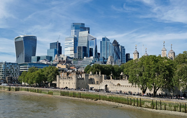 伦敦金融区摩天大楼与伦敦塔图片下载