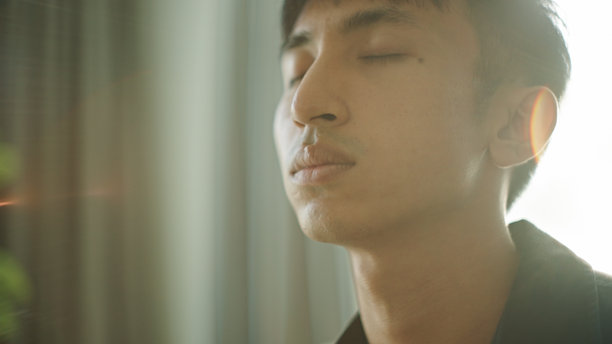 亚洲男子在家中冥想。图片下载