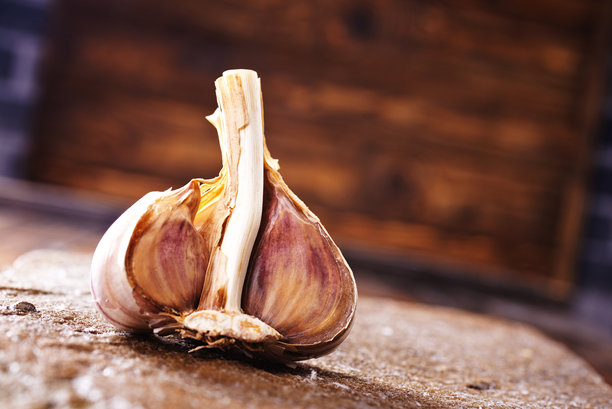 桌子上的新鲜大蒜图片下载