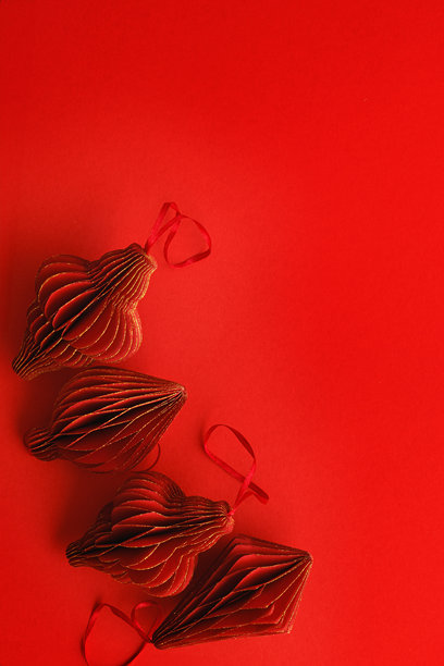 红色圣诞装饰品、手电筒、灯笼，极简风格单色照片图片下载