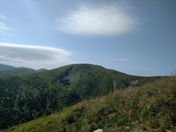 山脉风景与森林的横向彩色照片图片下载