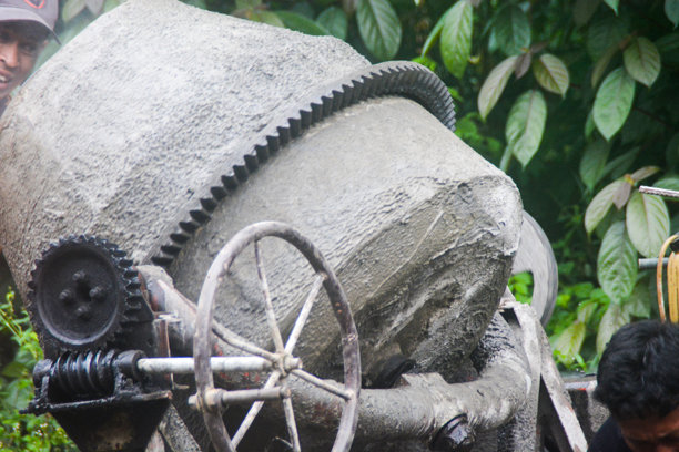 建筑材料搅拌机的照片，现代重型建筑设备图片下载