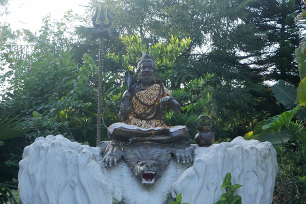 德拉敦的塔普克什瓦尔寺内一尊湿婆神雕像，坐姿为瑜伽姿势，照片从不同角度拍摄，焦点也各不相同。图片下载