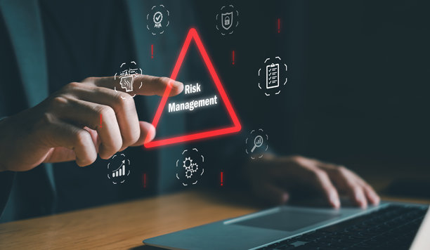 商务人士用AI识别风险，风险管理概念图片下载