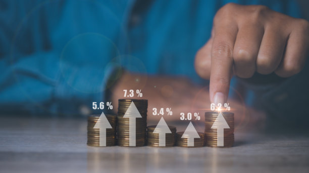 商人用不同的叠币高度进行不同的投资利率，理财投资企业股票增长。副本的空间。图片下载