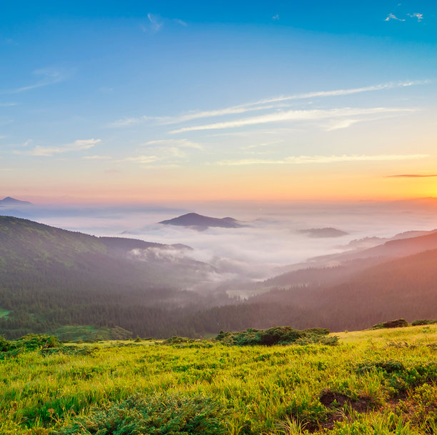 美丽的山脉风景照片，山脉壁纸，雪山风景，美丽的山脉自然风光图片下载