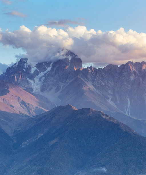 美丽的山脉风景照片，山脉壁纸，雪山风景，美丽的山脉自然风光图片下载