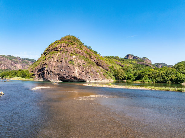 山中的河流，河流与山脉图片下载