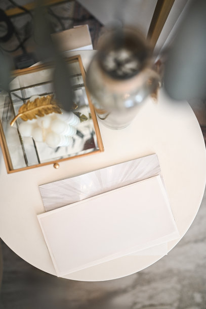 咖啡桌上的白色卡片模型。图片下载