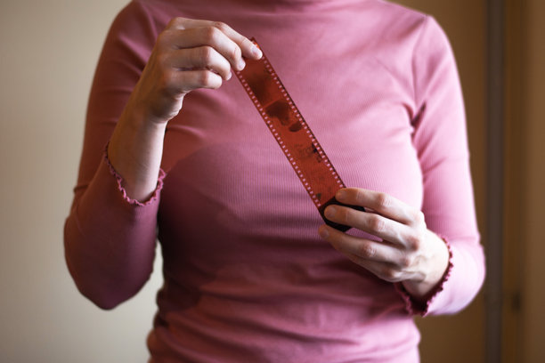 女人拿着照片胶片的手部特写图片下载