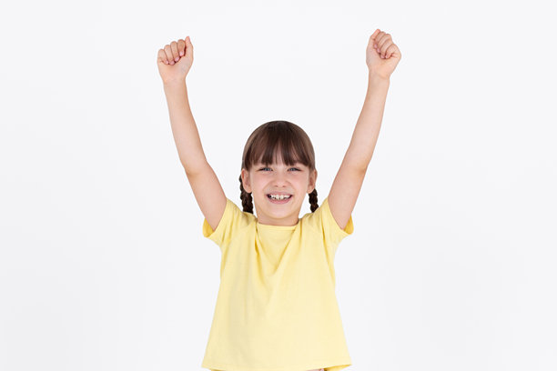 一位美丽的白人女孩手举着，象征胜利的肖像，背景为白色。图片下载
