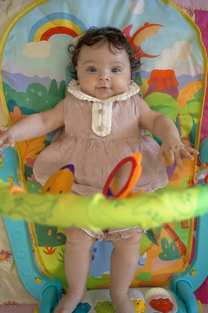 微笑的婴儿躺在游戏垫上图片下载