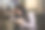 一个女孩在餐厅里拿着手机图片下载