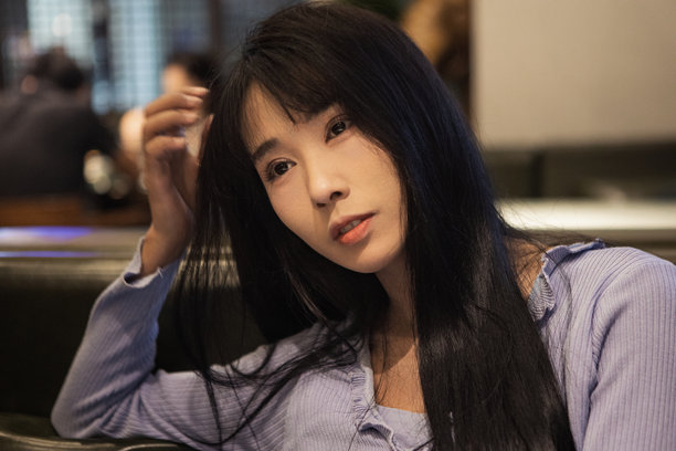 一个女孩在餐厅里拿着手机图片下载