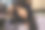 一个女孩在餐厅里拿着手机图片下载
