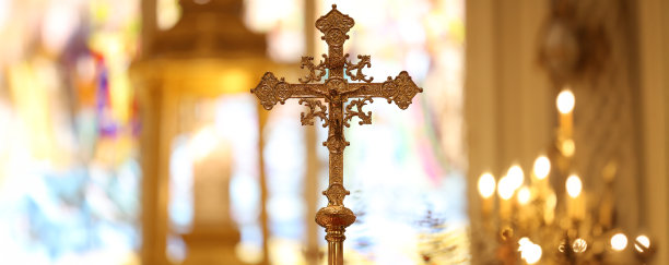 基督教教堂上的十字架和光晕背景，耶稣基督的十字架象征，复活节背景概念和十字架标志图片下载