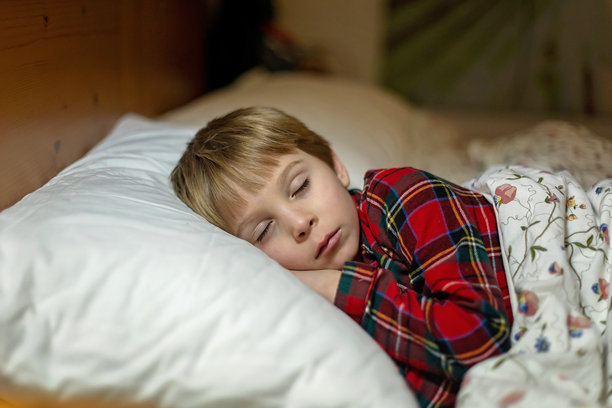 穿着冬季服装的快乐家庭，儿童和成年人在滑雪度假，滑雪，冬季图片下载