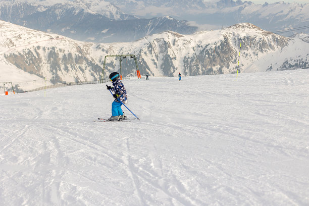 穿着冬季服装的快乐家庭，儿童和成人在滑雪度假，滑雪，冬季图片下载