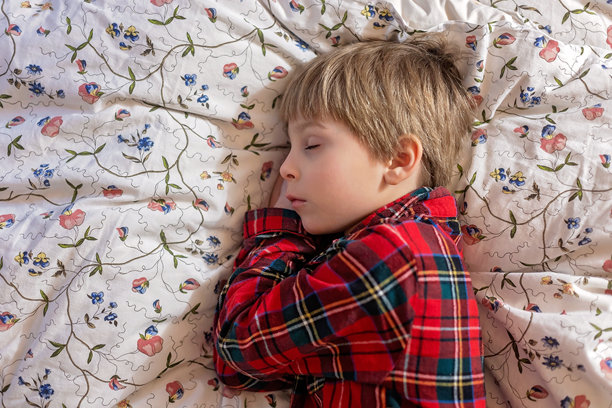穿着冬季服装的儿童和成年人，快乐的家庭在滑雪度假，滑雪，冬天图片下载